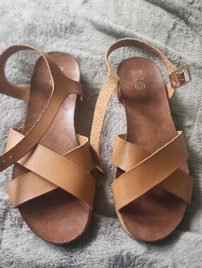 LG Women's Tan Crisscross Leather  Sandals With Buckle Closure